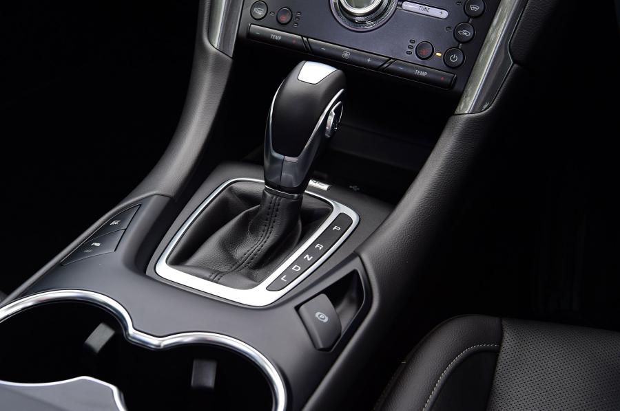 Детали интерьера Ford Mondeo Hybrid Estate 2019 года  (фото 5 из 21)